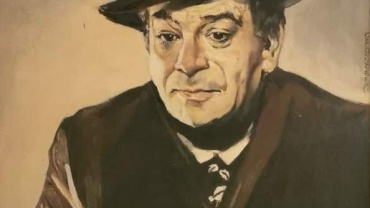 ortret mężczyzny w średnim wieku, ubranego w ciemny płaszcz i brązowy kapelusz z rondem. Mężczyzna ma łagodne rysy twarzy, krótko przycięte włosy i delikatny uśmiech. Tło jednolite, utrzymane w ciepłych, stonowanych barwach. Styl obrazu realistyczny, malarski.