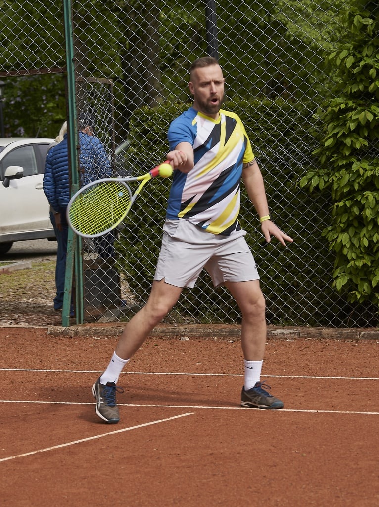 Zdjęcie osoby grającej w tenisa