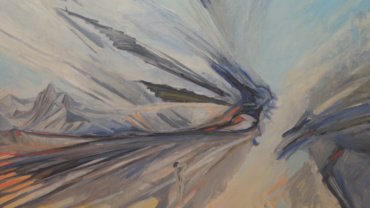 Dwie postacie stojące na tle gór i abstrakcyjnych form w dynamicznej kolorystyce niebiesko-pomarańczowej.