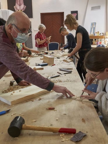 Zdjęcie przedstawia warsztat rzeźbiarstwa