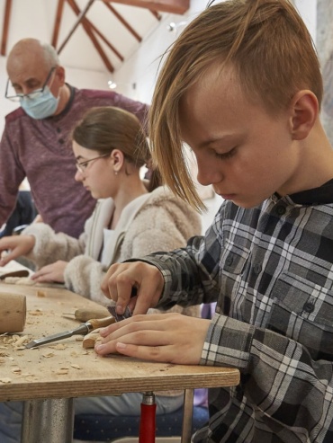 Zdjęcie przedstawia warsztat rzeźbiarstwa