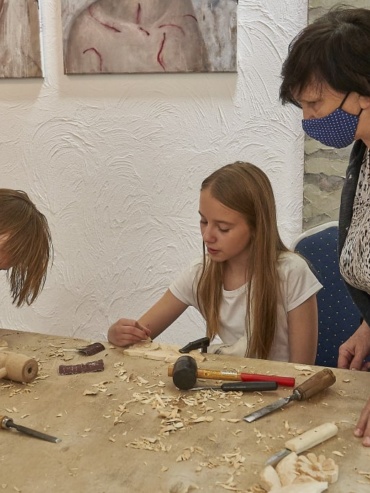 Zdjęcie przedstawia warsztat rzeźbiarstwa