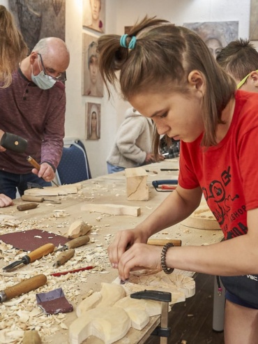 Zdjęcie przedstawia warsztat rzeźbiarstwa