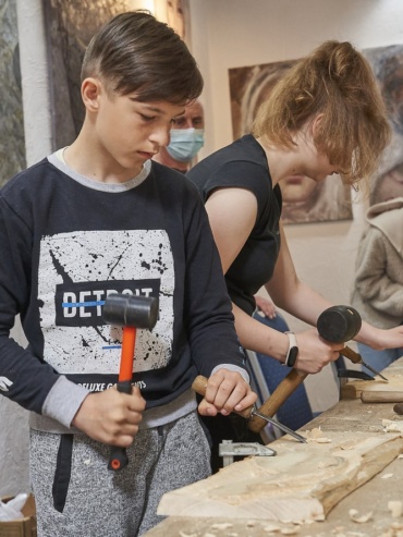 Zdjęcie przedstawia warsztat rzeźbiarstwa